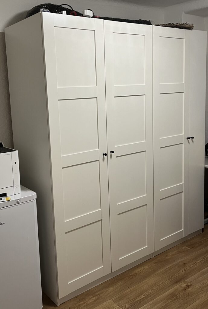 Eine Growbox in einem Schrank für den privaten Eigenanbau, bestehend aus zwei Korpussen.